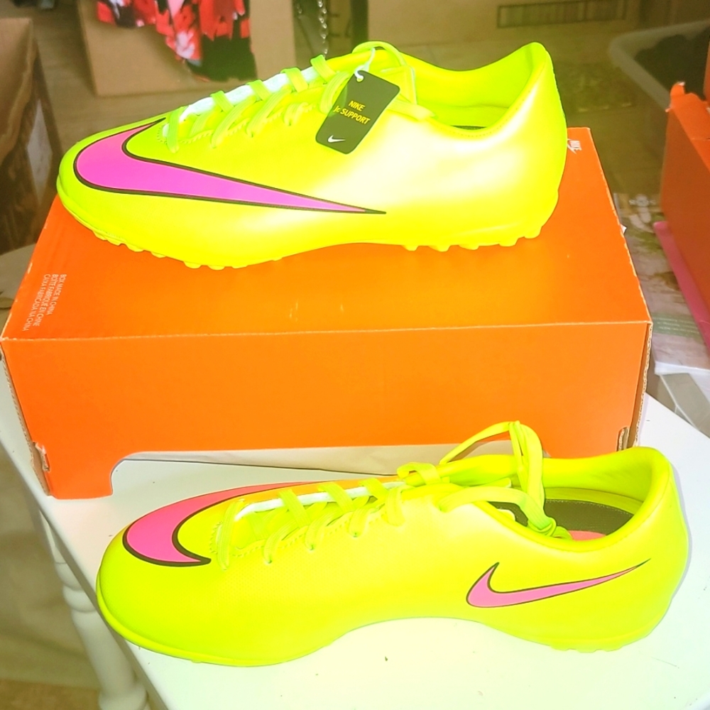 Brand New Nike JR MERCURIAL ViCTORY V TF SIZE 5.5